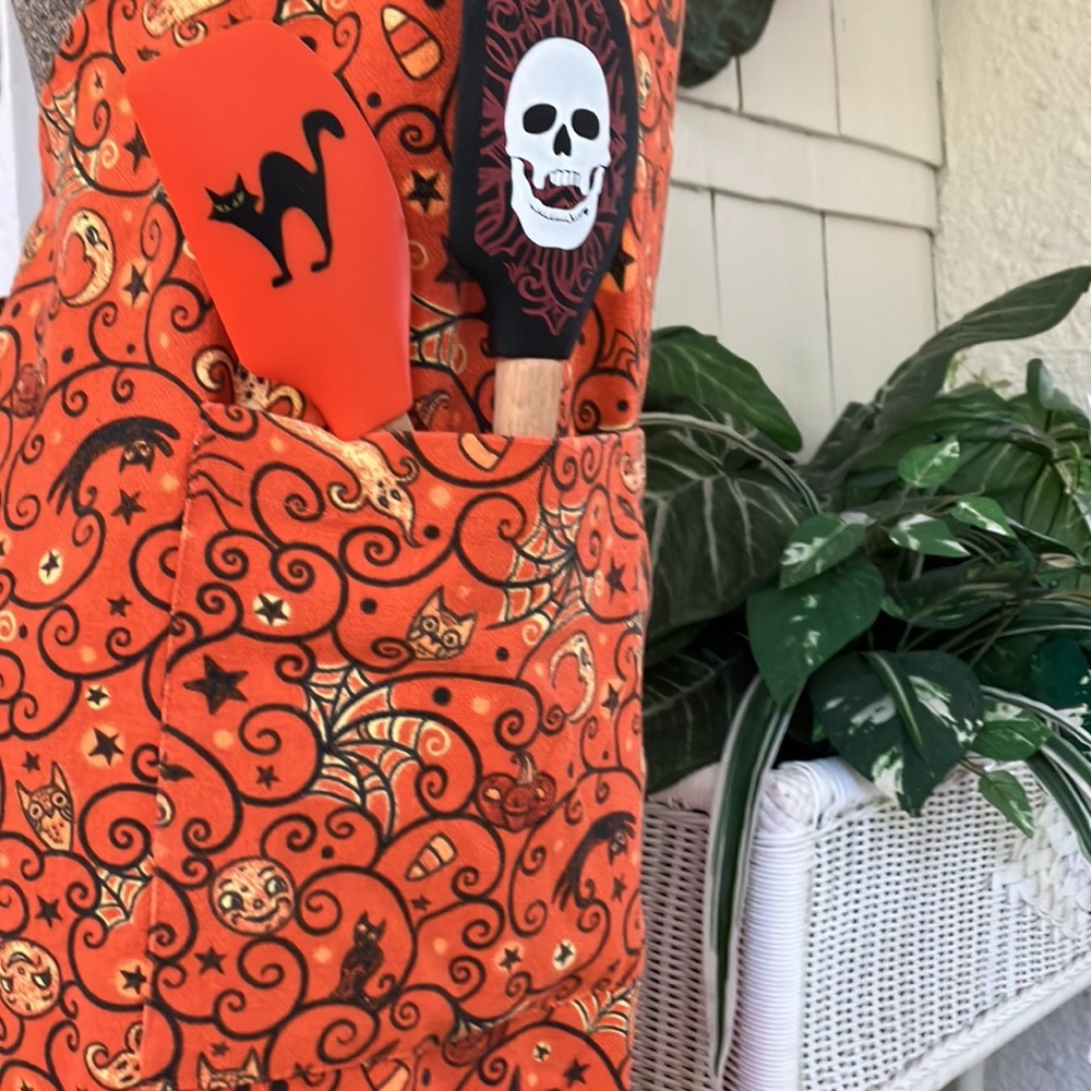 Johanna Parker Halloween Apron - Picture 4 of 9